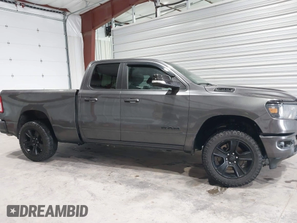 2021 Ram 1500 Big Horn z VIN 1C6SRFBT8MN696504, wystawiony jako IAAI lot #41669093 z przebiegiem 63 356 mil mil oraz . Historia ofert i sprzedaży dostępna na DreamBid. Obrazek 13.