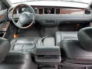 2002 Lincoln Town Car Signature z VIN 1LNHM82W52Y661319, wystawiony jako Copart lot #47887325 z przebiegiem 88 713 mil mil oraz Szkoda całkowita • Salvage title. Historia ofert i sprzedaży dostępna na DreamBid. Obrazek 8.