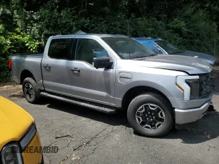 2023 Ford F-150 Lightning Pro z VIN 1FTVW1EL3PWG61686, wystawiony jako Copart lot #61353535 z przebiegiem 8 116 mil mil oraz Szkoda całkowita • Salvage title. Historia ofert i sprzedaży dostępna na DreamBid. Obrazek 4.