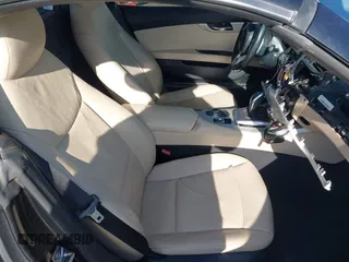 2012 BMW Z4 sDrive28i z VIN WBALL5C56CE716558, wystawiony jako IAAI lot #42065347 z przebiegiem 93 438 mil mil oraz . Historia ofert i sprzedaży dostępna na DreamBid. Obrazek 7.