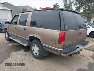 1995 GMC Suburban z VIN 1GKFK16K5SJ723038, wystawiony jako IAAI lot #41904397 z przebiegiem 142 082 mil mil oraz . Historia ofert i sprzedaży dostępna na DreamBid. Obrazek 3.