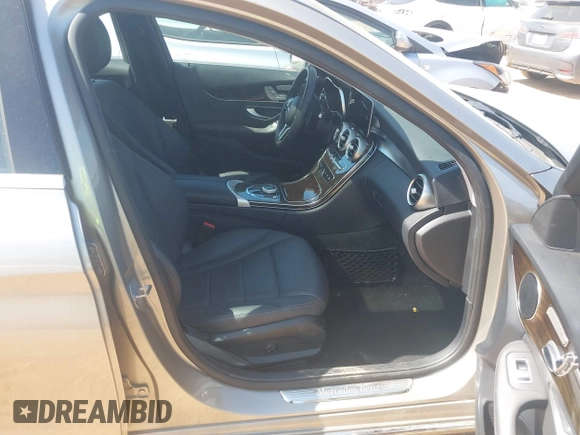 2019 Mercedes-Benz C 300 z VIN 55SWF8DB8KU308975, wystawiony jako IAAI lot #42144543 z przebiegiem 23 566 mil mil oraz . Historia ofert i sprzedaży dostępna na DreamBid. Obrazek 5.