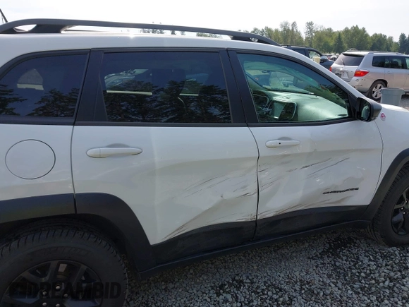 2018 Jeep Cherokee Trailhawk z VIN 1C4PJMBX3JD533323, wystawiony jako IAAI lot #42450626 z przebiegiem 123 174 mil mil oraz . Historia ofert i sprzedaży dostępna na DreamBid. Obrazek 6.