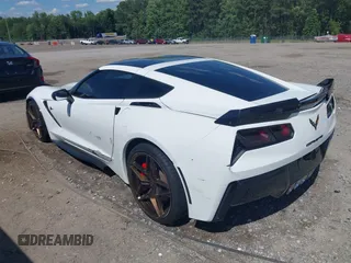 2014 Chevrolet Corvette Z51 3LT z VIN 1G1YM2D71E5116935, wystawiony jako IAAI lot #42341161 z przebiegiem 105 686 mil mil oraz . Historia ofert i sprzedaży dostępna na DreamBid. Obrazek 3.