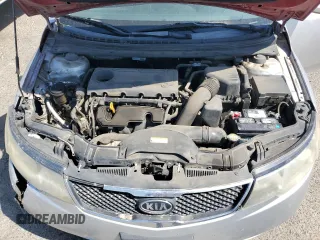 2010 Kia Forte EX z VIN KNAFU4A24A5054277, wystawiony jako Copart lot #56007995 z przebiegiem 218 782 mil mil oraz Szkody całkowita. Historia ofert i sprzedaży dostępna na DreamBid. Obrazek 11.