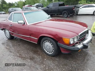 1986 Mercedes-Benz 560 SL z VIN WDBBA48D1GA046931, wystawiony jako IAAI lot #42150091 z przebiegiem 132 030 mil mil oraz . Historia ofert i sprzedaży dostępna na DreamBid. Obrazek 1.