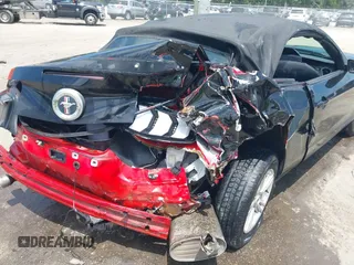 2012 Ford Mustang V6 z VIN 1ZVBP8EM6C5257151, wystawiony jako IAAI lot #42757179 z przebiegiem 210 654 mil mil oraz . Historia ofert i sprzedaży dostępna na DreamBid. Obrazek 6.