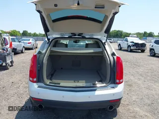 2013 Cadillac SRX Performance Collection z VIN 3GYFNDE35DS578495, wystawiony jako IAAI lot #42323061 z przebiegiem 160 473 mil mil oraz . Historia ofert i sprzedaży dostępna na DreamBid. Obrazek 17.