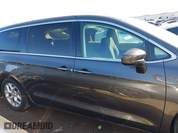 2019 Chrysler Pacifica Touring Plus z VIN 2C4RC1FG3KR708986, wystawiony jako IAAI lot #41744300 z przebiegiem 123 043 mil mil oraz . Historia ofert i sprzedaży dostępna na DreamBid. Obrazek 14.
