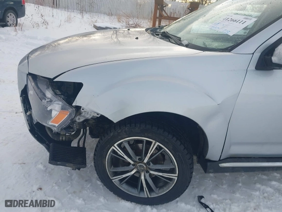 2013 Mitsubishi Outlander SE with VIN JA4JT3AW6DU020908, listed as a IAAI auction lot 41266111 with 193,967 mi miles. Bid and sale history available at carsss.com. Image 6.