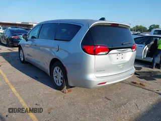 2022 Chrysler Voyager LX z VIN 2C4RC1CG8NR145197, wystawiony jako IAAI lot #42147390 z przebiegiem 22 816 mil mil oraz . Historia ofert i sprzedaży dostępna na DreamBid. Obrazek 3.