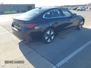 2024 BMW i4 xDrive40 z VIN WBY83FB05RFS69775, wystawiony jako IAAI lot #42079067 z przebiegiem 4 607 mil mil oraz . Historia ofert i sprzedaży dostępna na DreamBid. Obrazek 4.