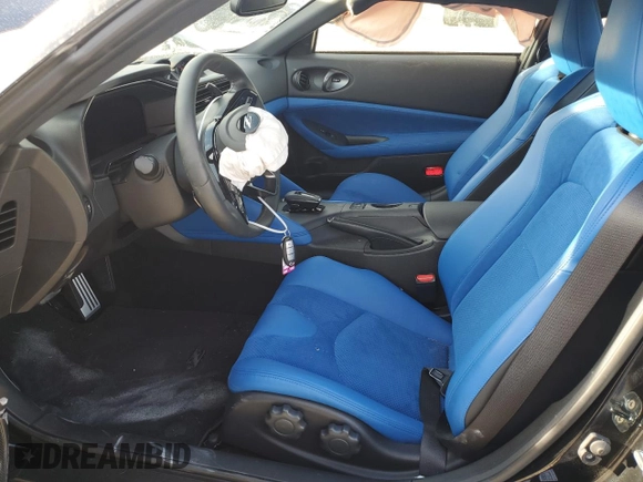 2024 Nissan Z Performance с VIN JN1BZ4BH3RM366584, выставлен на аукционе Copart как лот 49207535 с пробегом 4 936 миль миль и Списание • Salvage title. История ставок и продаж доступна на DreamBid. Изображение 7.