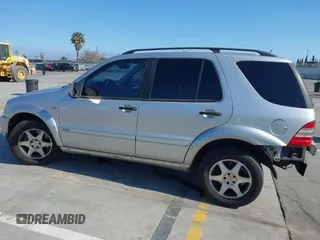 2001 Mercedes-Benz M 320/430/500 z VIN 4JGAB72E21A253005, wystawiony jako IAAI lot #42337921 z przebiegiem 171 529 mil mil oraz . Historia ofert i sprzedaży dostępna na DreamBid. Obrazek 15.