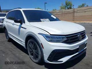 2022 Volkswagen Tiguan SE R-Line Black с VIN 3VVCB7AX3NM073218, выставлен на аукционе IAAI как лот 42254388 с пробегом 31 998 миль миль и . История ставок и продаж доступна на DreamBid. Изображение 1.