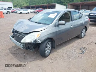 2012 Nissan Versa S z VIN 3N1CN7AP3CL846541, wystawiony jako IAAI lot #42542076 z przebiegiem 140 409 mil mil oraz . Historia ofert i sprzedaży dostępna na DreamBid. Obrazek 2.