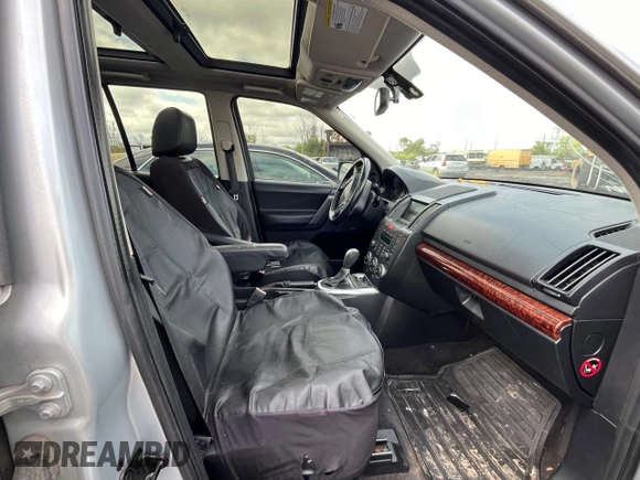 2008 Land Rover LR2 SE z VIN SALFS24N18H031592, wystawiony jako Copart lot #77328044 z przebiegiem Nie podano mil oraz Czysty tytuł • Clean title. Historia ofert i sprzedaży dostępna na DreamBid. Obrazek 5.