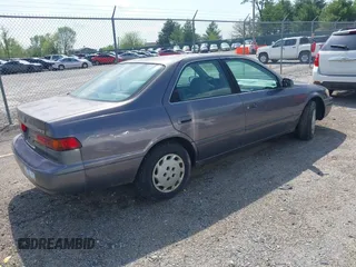 1999 Toyota Camry LE z VIN 4T1BG22K9XU865840, wystawiony jako IAAI lot #42165233 z przebiegiem 250 372 mil mil oraz . Historia ofert i sprzedaży dostępna na DreamBid. Obrazek 4.