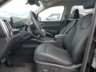 2025 Kia Sorento S z VIN 5XYRL4JC0SG342785, wystawiony jako Copart lot #56676955 z przebiegiem 5 976 mil mil oraz Szkoda całkowita • Salvage title. Historia ofert i sprzedaży dostępna na DreamBid. Obrazek 7.