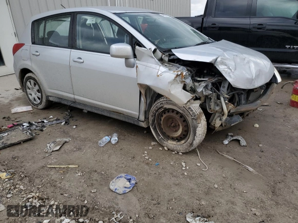 2007 Nissan Versa SL z VIN 3N1BC13E07L376632, wystawiony jako Copart lot #59384975 z przebiegiem Nie podano mil oraz Nie do naprawy • Non repairable. Historia ofert i sprzedaży dostępna na DreamBid. Obrazek 4.