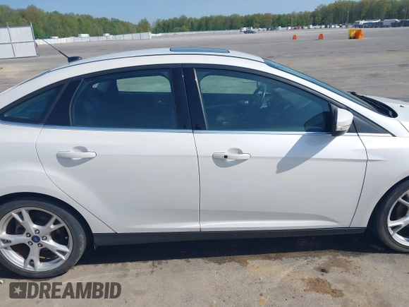 2016 Ford Focus Titanium z VIN 1FADP3J23GL358772, wystawiony jako IAAI lot #42103694 z przebiegiem 85 290 mil mil oraz . Historia ofert i sprzedaży dostępna na DreamBid. Obrazek 13.