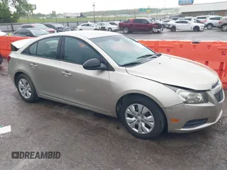 2014 Chevrolet Cruze LS z VIN 1G1PA5SH6E7132957, wystawiony jako IAAI lot #42146562 z przebiegiem 130 117 mil mil oraz . Historia ofert i sprzedaży dostępna na DreamBid. Obrazek 1.