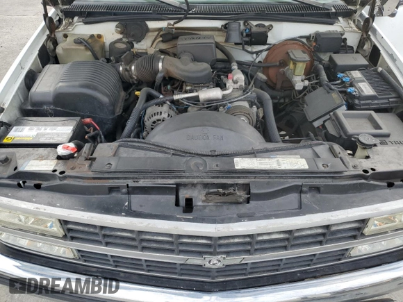 1996 Chevrolet Suburban with VIN 3GNEC16R5TG149147, listed as a Copart auction lot 84827204 with 320,305 mi miles and Salvage title. Bid and sale history available at DreamBid. Image 14.