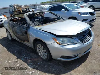 2012 Chrysler 200 Touring z VIN 1C3BCBEB4CN139033, wystawiony jako IAAI lot #41966877 z przebiegiem Nie podano mil oraz . Historia ofert i sprzedaży dostępna na DreamBid. Obrazek 1.