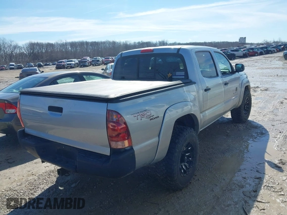 2006 Toyota Tacoma z VIN 5TELU42N56Z232703, wystawiony jako IAAI lot #41689447 z przebiegiem 171 801 mil mil oraz . Historia ofert i sprzedaży dostępna na DreamBid. Obrazek 4.