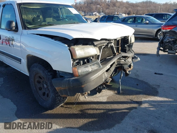 2005 Chevrolet Silverado 1500 Work Truck z VIN 2GCEK19V851367356, wystawiony jako IAAI lot #41448496 z przebiegiem 185 625 mil mil oraz . Historia ofert i sprzedaży dostępna na DreamBid. Obrazek 17.