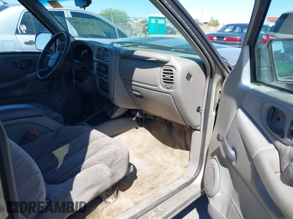2000 GMC Sonoma SLS z VIN 1GTCS19W5Y8227668, wystawiony jako IAAI lot #41834733 z przebiegiem Nie podano mil oraz . Historia ofert i sprzedaży dostępna na DreamBid. Obrazek 5.