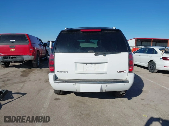 2014 GMC Yukon Denali with VIN 1GKS2EEF2ER111301, listed as a IAAI auction lot 41636112 with 185,956 mi miles. Bid and sale history available at carsss.com. Image 16.