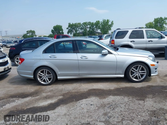 2013 Mercedes-Benz C 300 Sport z VIN WDDGF8AB1DR292986, wystawiony jako IAAI lot #42430247 z przebiegiem 105 105 mil mil oraz . Historia ofert i sprzedaży dostępna na DreamBid. Obrazek 13.