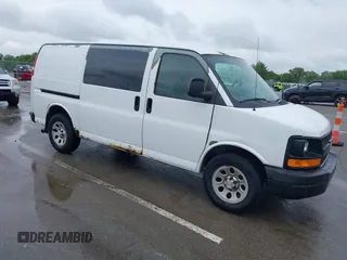 2010 Chevrolet Express Cargo z VIN 1GCUGADX3A1107386, wystawiony jako IAAI lot #42318466 z przebiegiem 242 009 mil mil oraz . Historia ofert i sprzedaży dostępna na DreamBid. Obrazek 1.