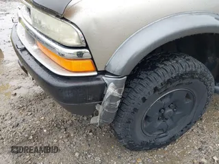 2001 Chevrolet Blazer LS z VIN 1GNCT18W11K246877, wystawiony jako IAAI lot #42375718 z przebiegiem 264 652 mil mil oraz . Historia ofert i sprzedaży dostępna na DreamBid. Obrazek 6.