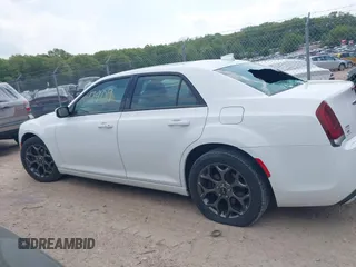 2015 Chrysler 300 S z VIN 2C3CCAGG1FH892300, wystawiony jako IAAI lot #42277909 z przebiegiem 102 538 mil mil oraz . Historia ofert i sprzedaży dostępna na DreamBid. Obrazek 14.