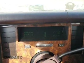 1994 Cadillac Fleetwood z VIN 1G6DW52P8RR719354, wystawiony jako Copart lot #77161044 z przebiegiem 154 480 mil mil oraz Tytuł czysty. Historia ofert i sprzedaży dostępna na DreamBid. Obrazek 9.