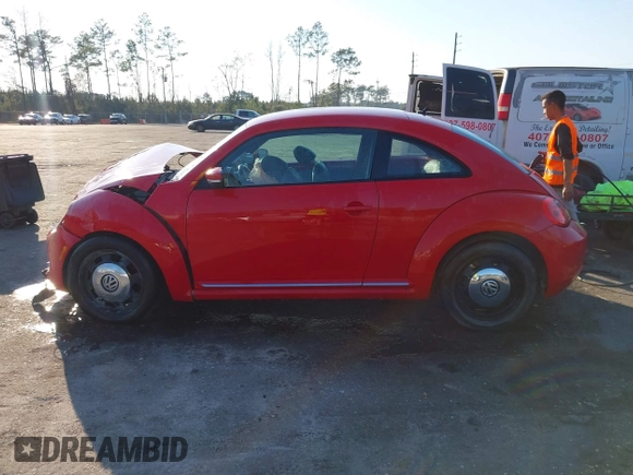 2013 Volkswagen Beetle Fender Edition z VIN 3VWJP7AT8DM674981, wystawiony jako IAAI lot #41685176 z przebiegiem 65 283 mil mil oraz . Historia ofert i sprzedaży dostępna na DreamBid. Obrazek 15.