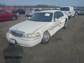 2003 Lincoln Town Car Signature z VIN 1LNHM82W33Y615344, wystawiony jako IAAI lot #41761302 z przebiegiem Nie podano mil oraz . Historia ofert i sprzedaży dostępna na DreamBid. Obrazek 18.