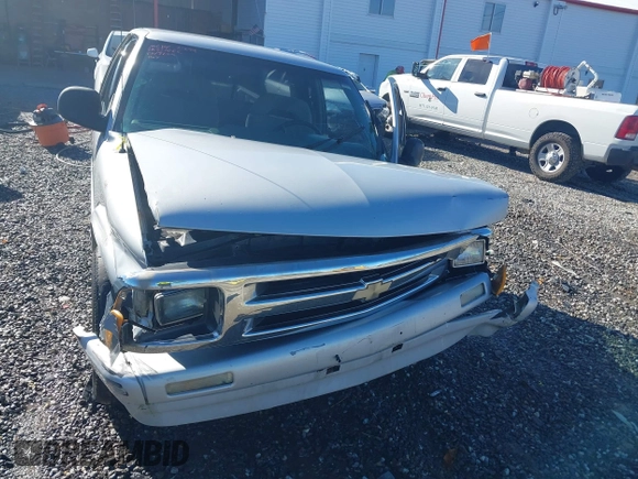 1994 Chevrolet S-10 LS with VIN 1GCCS19ZXR8233932, listed as a IAAI auction lot 41072044 with 171,666 mi miles. Bid and sale history available at carsss.com. Image 6.