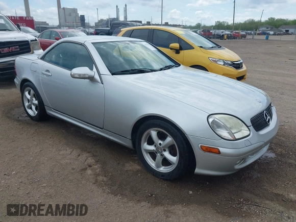 2002 Mercedes-Benz SLK 320 z VIN WDBKK65F82F254735, wystawiony jako IAAI lot #42135544 z przebiegiem 110 886 mil mil oraz . Historia ofert i sprzedaży dostępna na DreamBid. Obrazek 1.