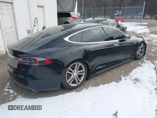 2013 Tesla Model S с VIN 5YJSA1AG2DFP11228, выставлен на аукционе IAAI как лот 41339370 с пробегом 121 237 миль миль и . История ставок и продаж доступна на DreamBid. Изображение 4.