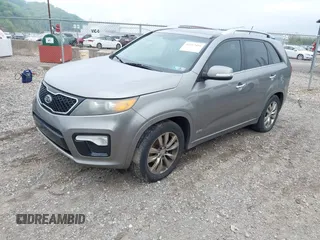 2012 Kia Sorento SX z VIN 5XYKWDA22CG196956, wystawiony jako IAAI lot #42212491 z przebiegiem 190 732 mil mil oraz . Historia ofert i sprzedaży dostępna na DreamBid. Obrazek 2.