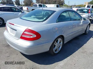 2005 Mercedes-Benz CLK 320 z VIN WDBTJ65J35F145745, wystawiony jako IAAI lot #42004415 z przebiegiem 189 275 mil mil oraz . Historia ofert i sprzedaży dostępna na DreamBid. Obrazek 4.