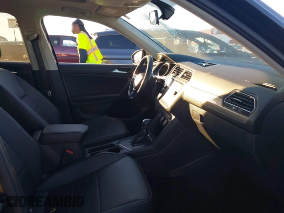 2018 Volkswagen Tiguan SEL with VIN 3VV3B7AX7JM117053, listed as a IAAI auction lot 40827695 with 71,489 mi miles and . Bid and sale history available at DreamBid. Image 5.