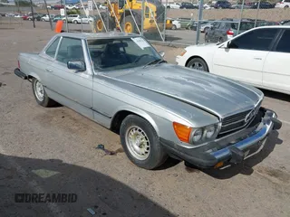 1982 Mercedes-Benz 380 SL z VIN WDBBA45A8CB017571, wystawiony jako IAAI lot #42483211 z przebiegiem 125 437 mil mil oraz . Historia ofert i sprzedaży dostępna na DreamBid. Obrazek 1.