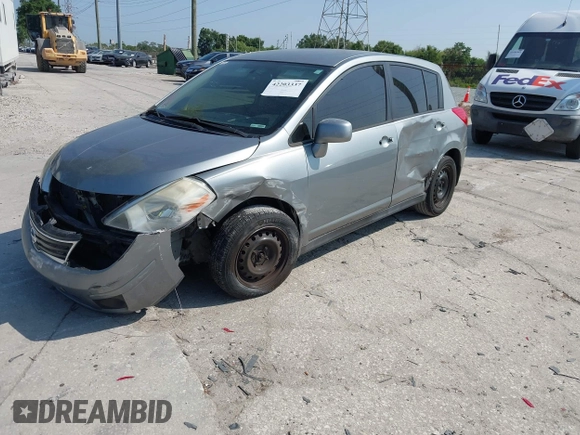 2010 Nissan Versa S z VIN 3N1BC1CP0AL358270, wystawiony jako IAAI lot #42203337 z przebiegiem 157 736 mil mil oraz . Historia ofert i sprzedaży dostępna na DreamBid. Obrazek 2.