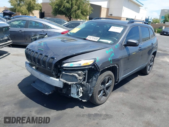 2018 Jeep Cherokee Latitude Tech Connect z VIN 1C4PJLCB8JD568422, wystawiony jako IAAI lot #42076237 z przebiegiem 88 382 mil mil oraz . Historia ofert i sprzedaży dostępna na DreamBid. Obrazek 2.