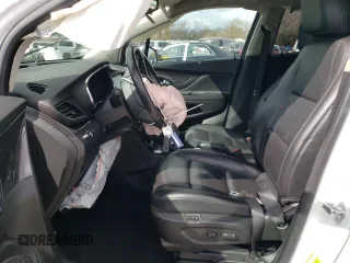 2020 Buick Encore Essence z VIN KL4CJGSB7LB057428, wystawiony jako Copart lot #49545085 z przebiegiem 72 644 mil mil oraz Szkody całkowita. Historia ofert i sprzedaży dostępna na DreamBid. Obrazek 7.