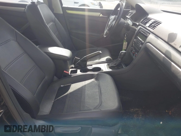 2014 Volkswagen Passat S z VIN 1VWAT7A30EC041728, wystawiony jako IAAI lot #42102295 z przebiegiem 94 768 mil mil oraz . Historia ofert i sprzedaży dostępna na DreamBid. Obrazek 5.